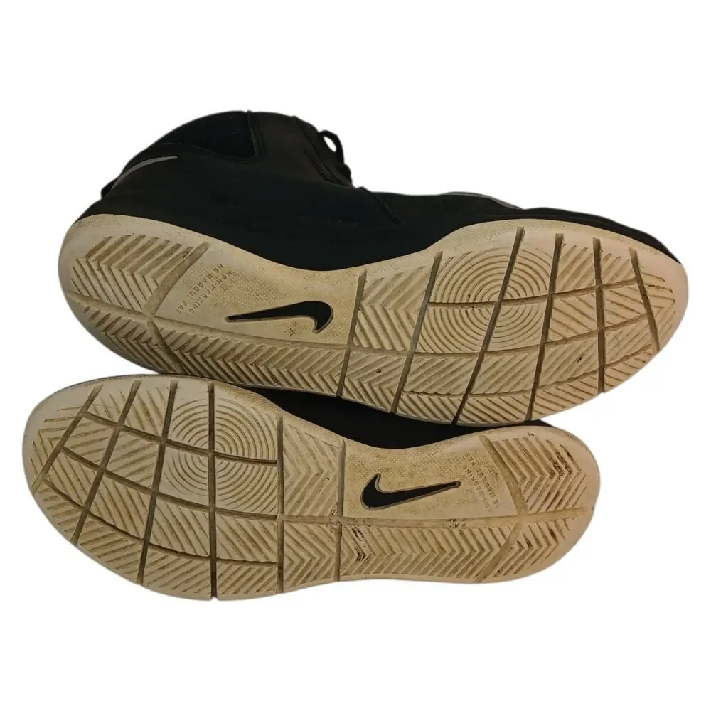 Nike Team Hustle Boys Black/White Sneakers - Size 2 Youth